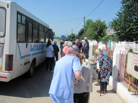 batrani carati cu atobuzul la sectia votare