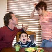 shutterstock 2725906 familie femeie barbat mama tata parinti cearta copil sufera baiat jpeg