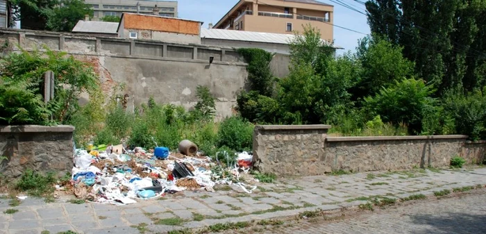 Fosta piaţă de ruşi a ajuns o groapă de gunoi pe lângă care trec frecvent puţinii turişti care vizitează Brăila  FOTO Florentin Coman