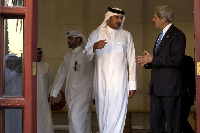 Noul emir al Qatar, Tamim bin Hamad al Thani, şi secretarul de stat al SUA, John Kerry FOTO Reuters