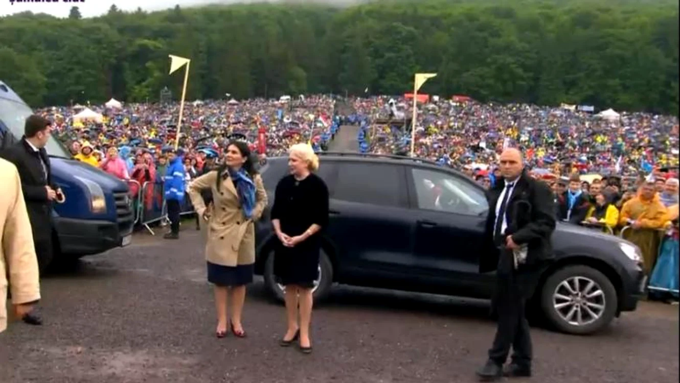 Viorica Dăncilă a purtat pantofi cu toc cui în mijlocul noroiului de la Șumuleu CiucFoto: captură tv