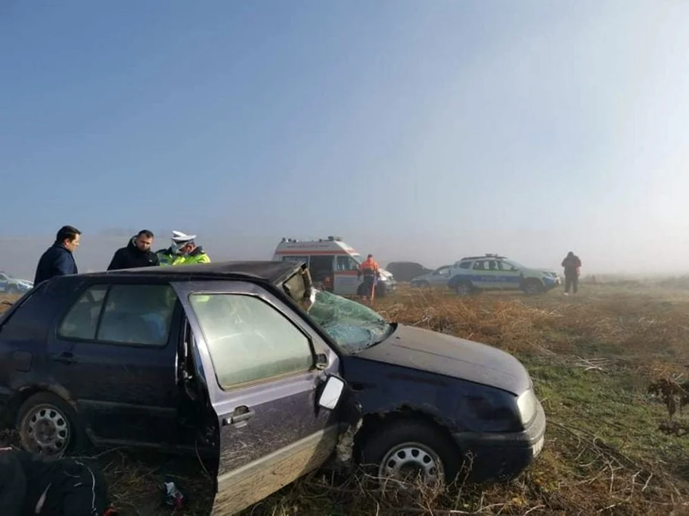 
    Adolescentul fără carnet și-a găsit sfârșitul în mașina cumpărată chiar de el, după ce s-a răsturnat pe un câmp Foto: vremeanoua.ro  