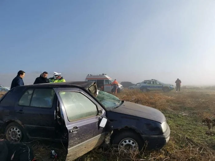 Adolescentul fără carnet și-a găsit sfârșitul în mașina cumpărată chiar de el, după ce s-a răsturnat pe un câmp Foto: vremeanoua.ro