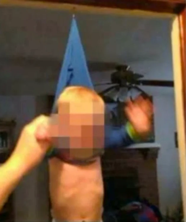 Copilul a fost agăţat de uşă şi ţinut acolo timp de câteva minute, deşi se vedea pe chipul lui suferinţa