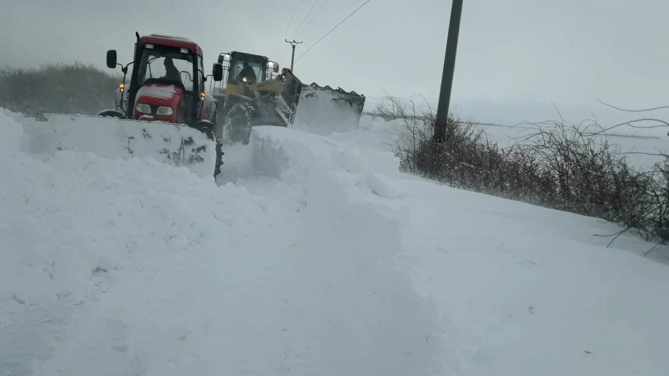 Zăpada a acoperit drumurile din OLT