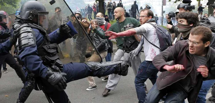 Confruntări violente între protestatari şi poliţie în Franta FOTO AP