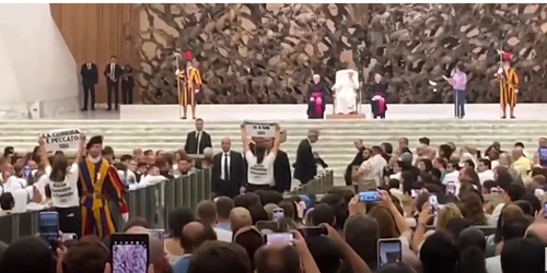 papa francisc intrerupt de activiste PETA captura YouTube ABS CBN png