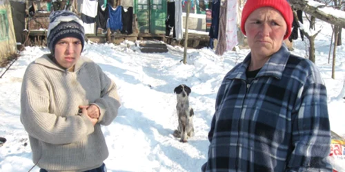 Alexandra are grijă de mama ei, care a fost operată după ce a fost bătută crunt de fostul soţ