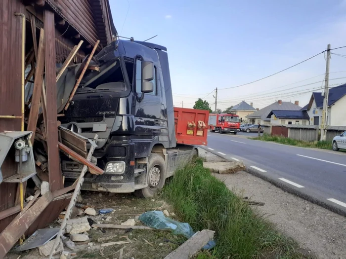 Cauza accidentului urmează să fie stabilită de poliţişti FOTO ISU Neamţ