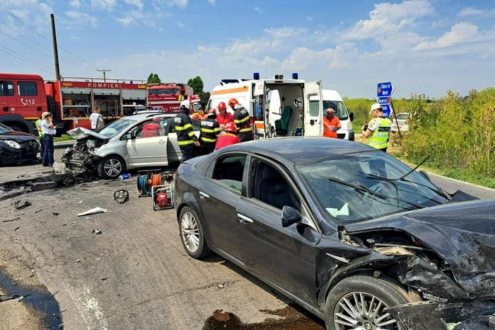 Accident grav pe Centura Ploieștiului: trei mașini implicate, iar două persoane sunt încarcerate. Intervine elicopterul SMURD