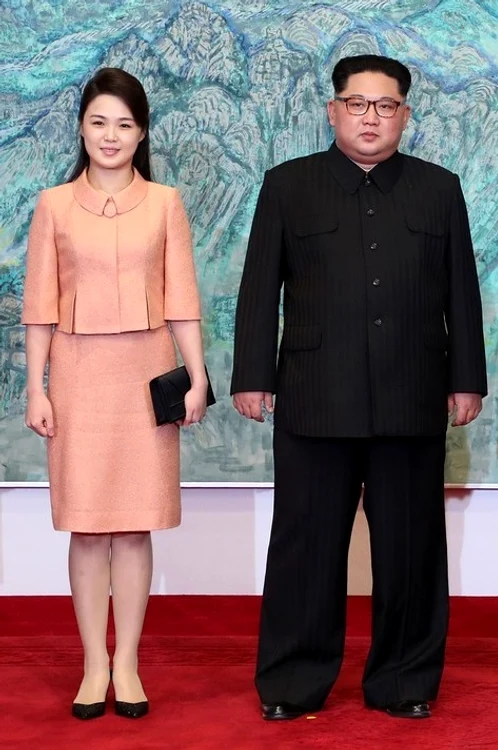 Alături de sora sa, Kim Yo Jung