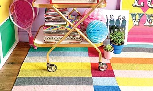 Fiecare cameră s a umplut cu tablouri şi obiecte viu colorate jpeg