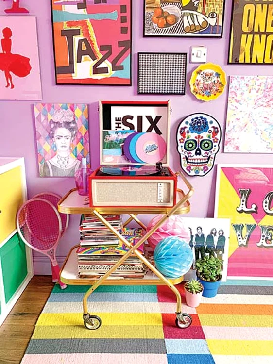 Fiecare cameră s-a umplut cu tablouri şi obiecte viu colorate