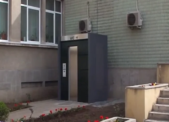 Un copil de 12 ani a rămas blocat într-o toaletă publică, în SlatinaFoto: Captură Video