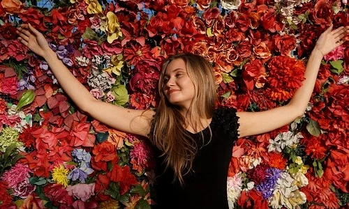 1 femeie pe flori jpg jpeg