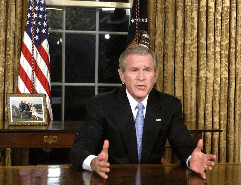 Foști agenți CIA: Bush a căutat pretexte ca „să vândă” americanilor invazia în Irak. Este un mincinos