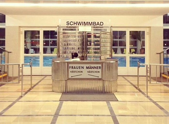 
    Atacatorul și-a dus victima în vestiarul piscineifoto: Flickr  