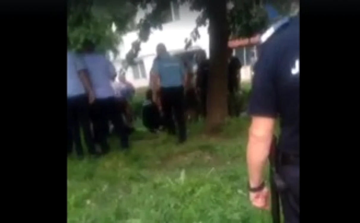 Zeci de poliţişti au descins la faţa locului