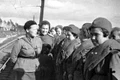 Femei înrolate în Armata Roșie, în timpul celui de-al Doielea Război Mondial (fotografie de V. Krasutskiy, © RIA Novosti archive / Wikimedia Commons)