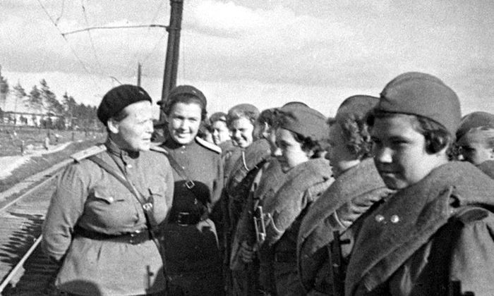 Femei înrolate în Armata Roșie, în timpul celui de-al Doielea Război Mondial (fotografie de V. Krasutskiy, © RIA Novosti archive / Wikimedia Commons)