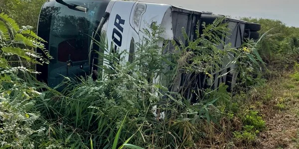Două persoane au ajuns la spital după ce autocarul în care se aflau, s-a rasturnat pe A1. FOTO ISU Dâmbovița