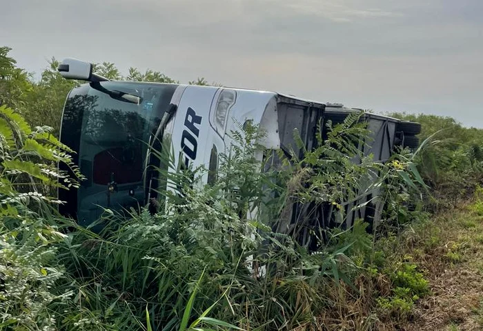 Două persoane au ajuns la spital după ce autocarul în care se aflau, s-a rasturnat pe A1. FOTO ISU D