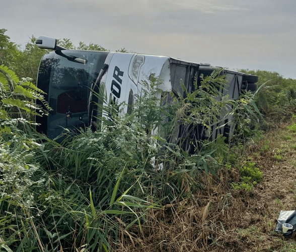 Un autocar cu pasageri s-a răsturnat pe A1. Două persoane au ajuns la spital