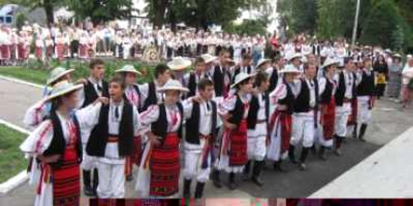 Râmnicu Vâlcea: La Băbeni se desfăşoară Festivalul „La izvorul fermecat” - Adevărul la minut