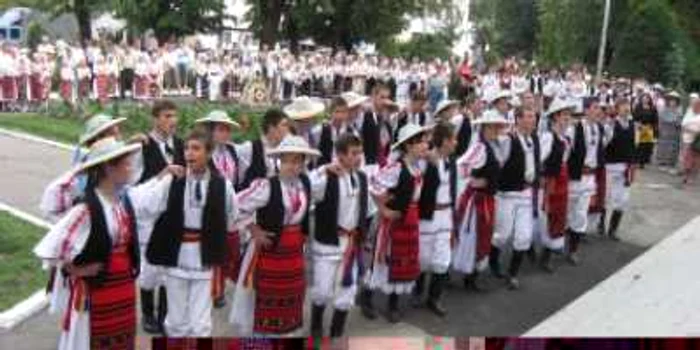 Râmnicu Vâlcea: La Băbeni se desfăşoară Festivalul „La izvorul fermecat” - Adevărul la minut