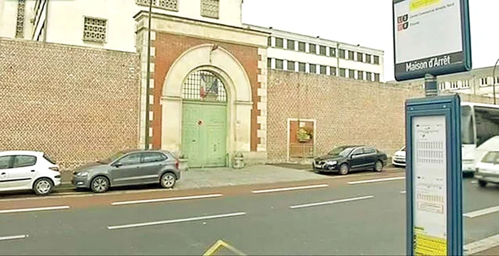 
    Iulian Iftimie  a coborât  pe faţada  închisorii  din Amiens  