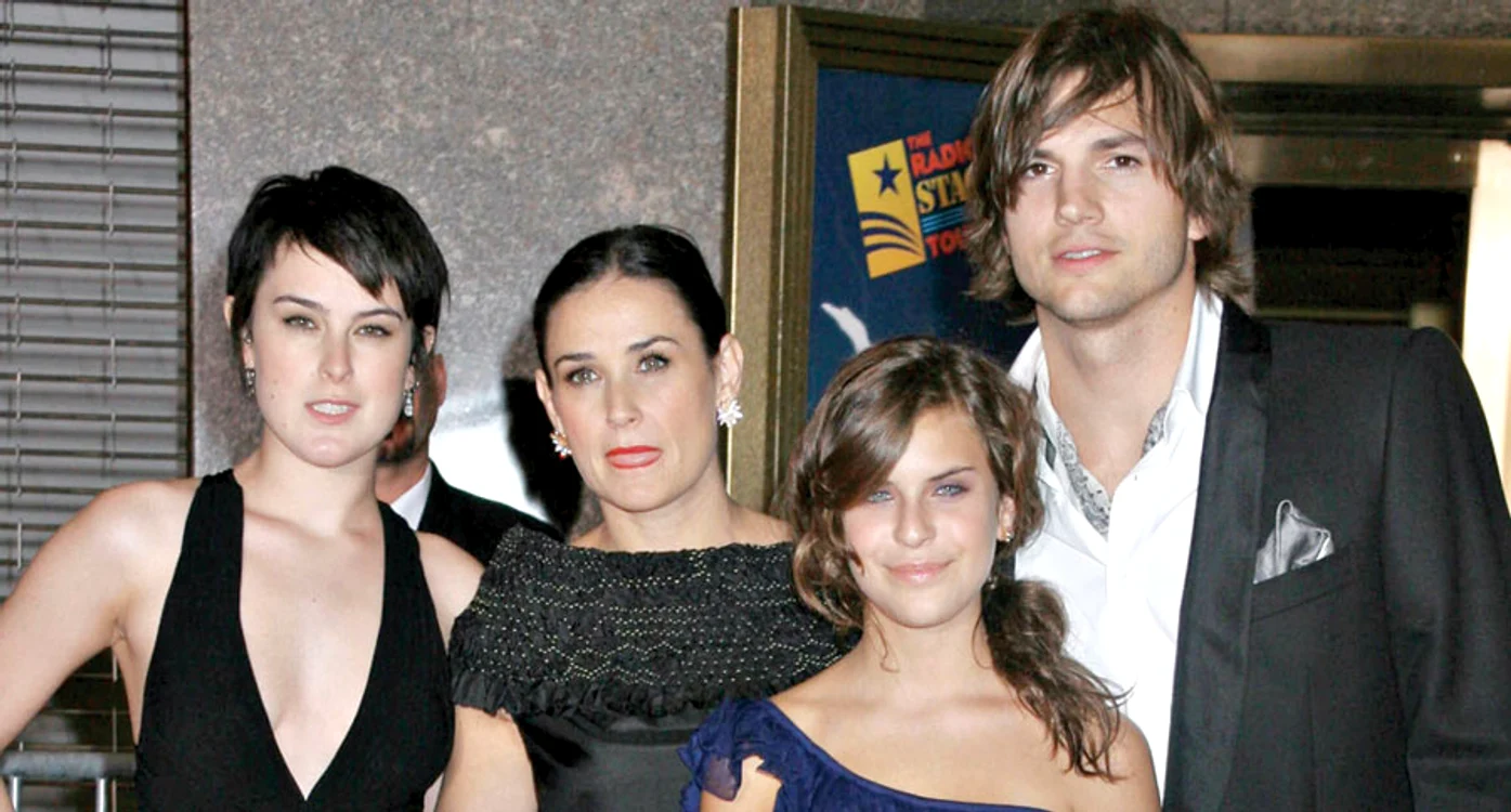 Rumer, 22 de ani,  Demi, 48 de ani,  Tallulah, 17 ani şi Ashton, 33 de ani