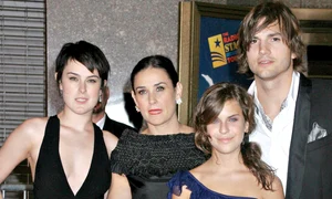 Rumer, 22 de ani,  Demi, 48 de ani,  Tallulah, 17 ani şi Ashton, 33 de ani jpeg