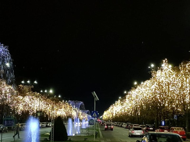 Primăria Capitalei a început să monteze decoraţiunile pentru iluminatul festiv de sărbători. Cât costă luminițele