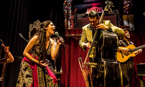 O trupă din Barcelona reînvie muzica tradiţională românească jpeg