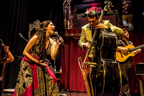 O trupă din Barcelona reînvie muzica tradiţională românească jpeg