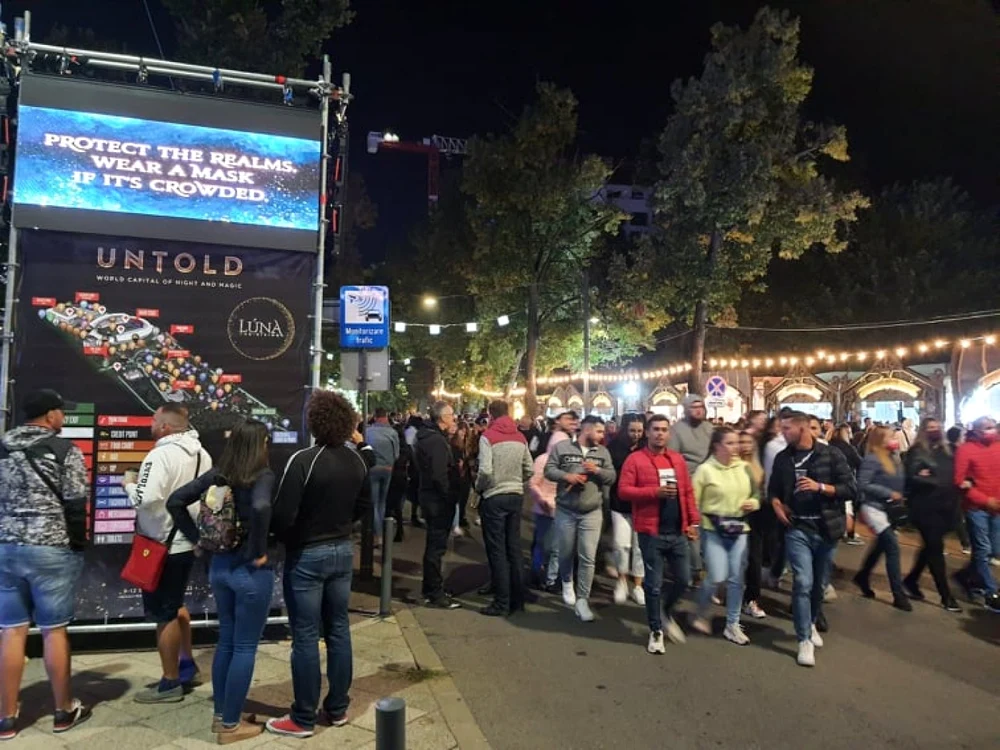 Mesajul de pe ecranul din stânga sus (Poartă mască în zonele aglomerate) şi toate mesajele organizatilor şi autorităţilor în acest sens au fost ignorate. FOTO: Remus Florescu