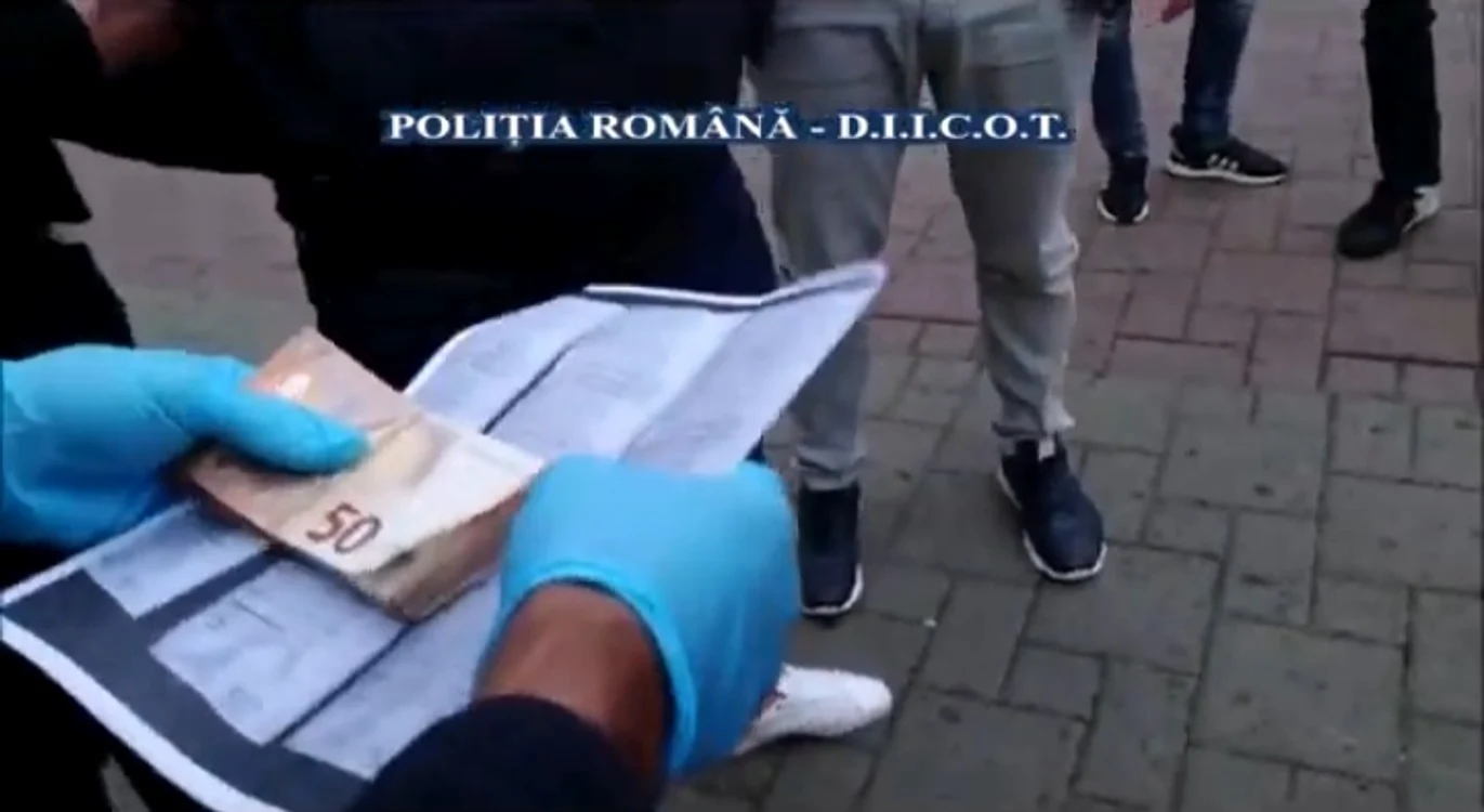Asupra traficanților au fost găsite teancuri întregi de euro