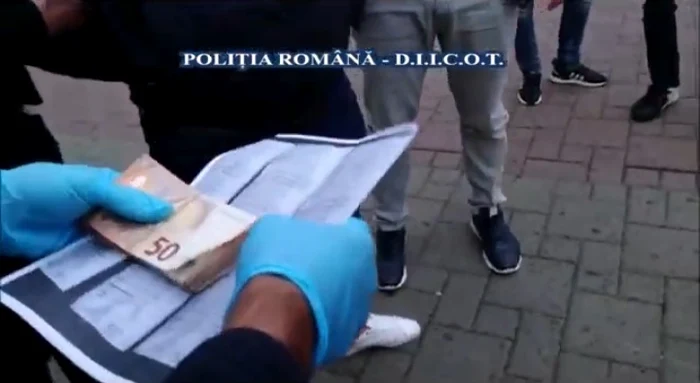 Asupra traficanților au fost găsite teancuri întregi de euro
