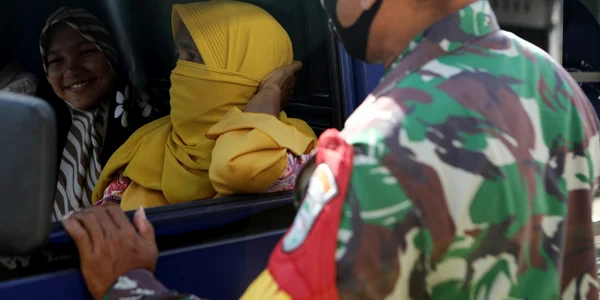 Ofiţerii indonezieni verifică respectarea restricţiilor anti-COVID-19 FOTO EPA-EFE