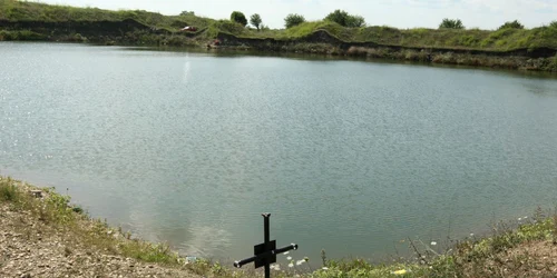 De azi mai multe cruci pe malul râului