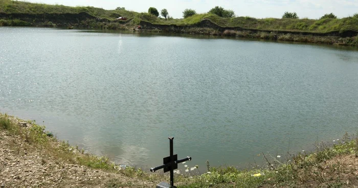 De azi mai multe cruci pe malul râului
