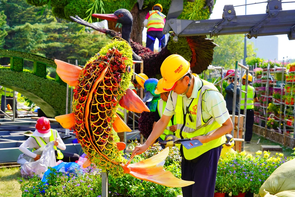 Un pește prinde formă într-un aranjament floral tridimensional