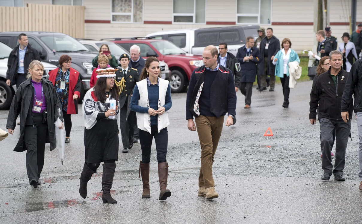 Kate Middleton a purtat o pereche de cizme maro, până la genunchi