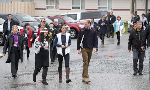 Kate Middleton a purtat o pereche de cizme maro, până la genunchi jpeg