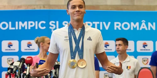 david popovici cu medaliile olimpice jpg