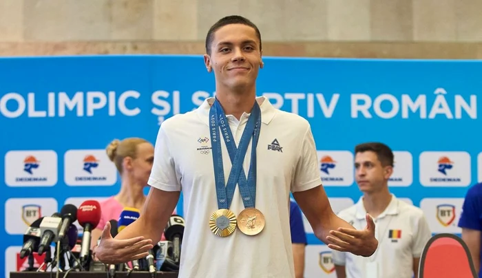 Davi Popovici cu cele două medalii cucerite la Paris (FOTO: Profimedia)