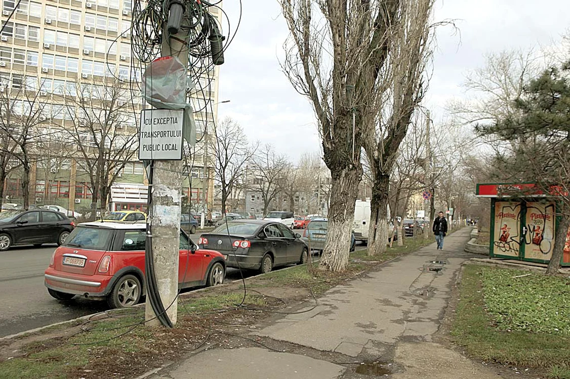 Panoul ”Interzis” cu excepţia transportului local a fost şi el dezvelit de vânt