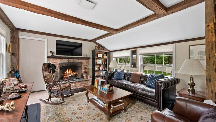 Livingul elegant al casei cu şemineu