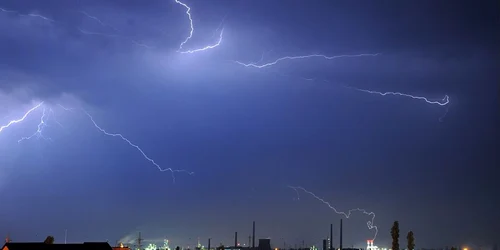 Fulgere spectaculoase au brăzdat cerul înainte de ploaie. Foto Sorin Petculescu