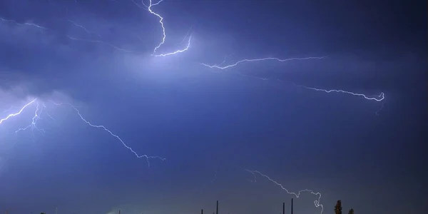 Fulgere spectaculoase au brăzdat cerul înainte de ploaie. Foto Sorin Petculescu